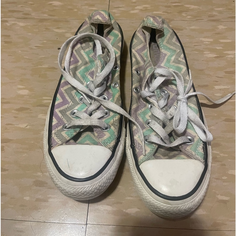 Size 6 women’s converse